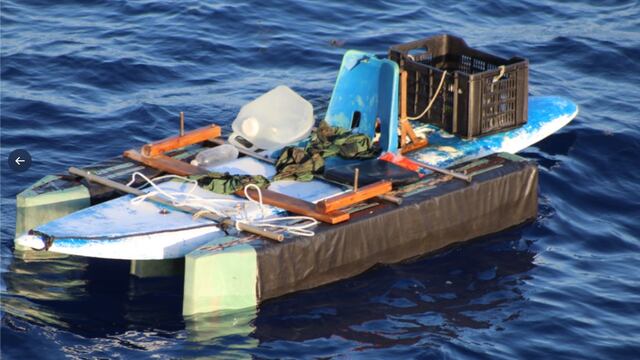 Cubanos navegaban en bote hecho de una tabla de surf