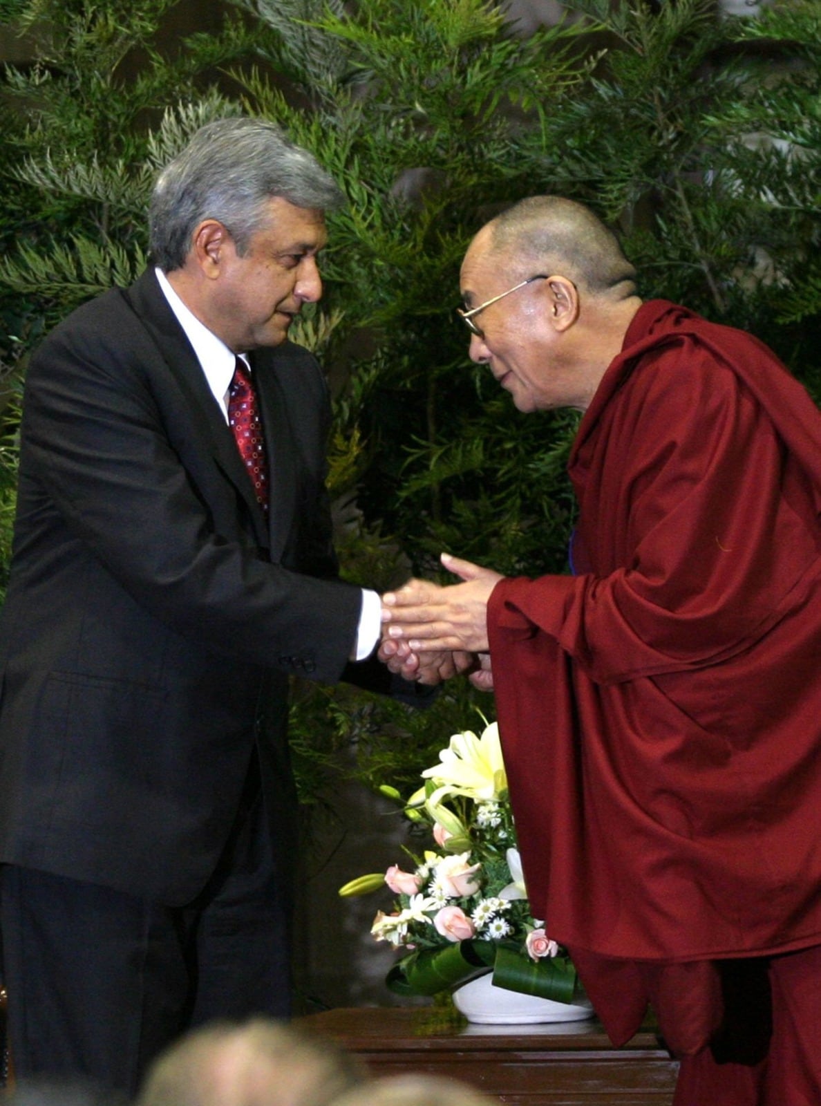 Felipe Calderón y Vicente Fox callan ante la polémica del Dalai Lama y el beso que le dio a un menor de edad