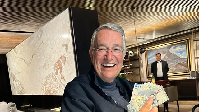 Ricardo Salinas Pliego presume noche de póker con amigos