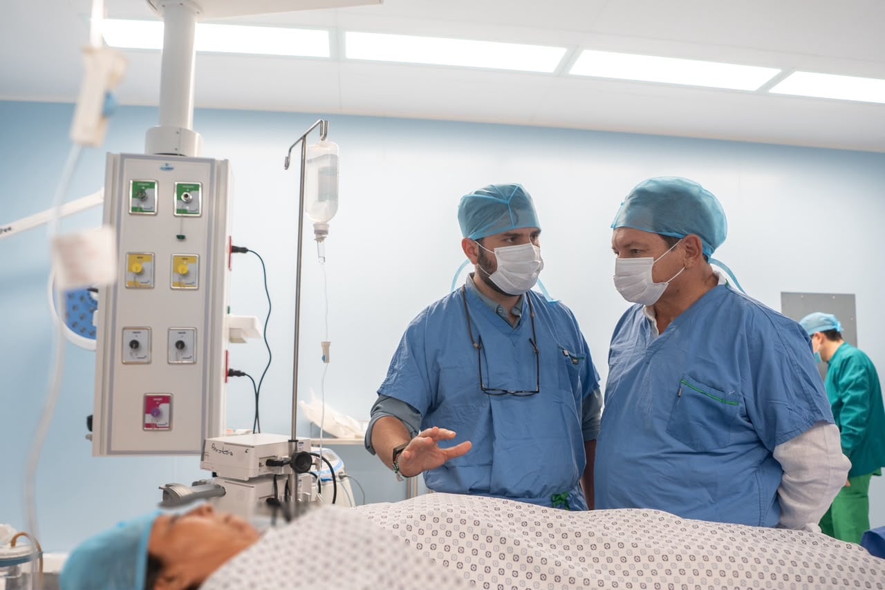 Con la presencia del Gobernador Joaquín Díaz Mena y del director general del IMSS-Bienestar, Alejandro Svarch Pérez, Yucatán concretó la primera cirugía robótica.