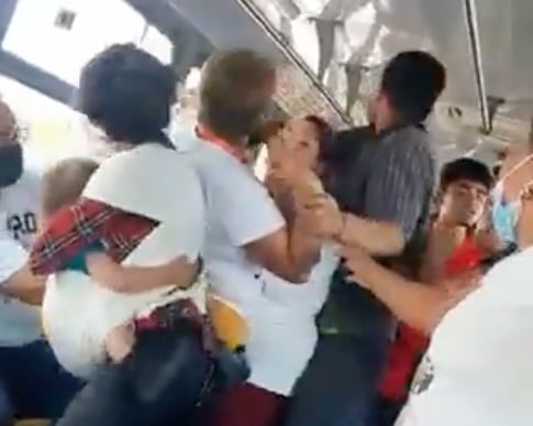 Mujeres pelean en el transporte público