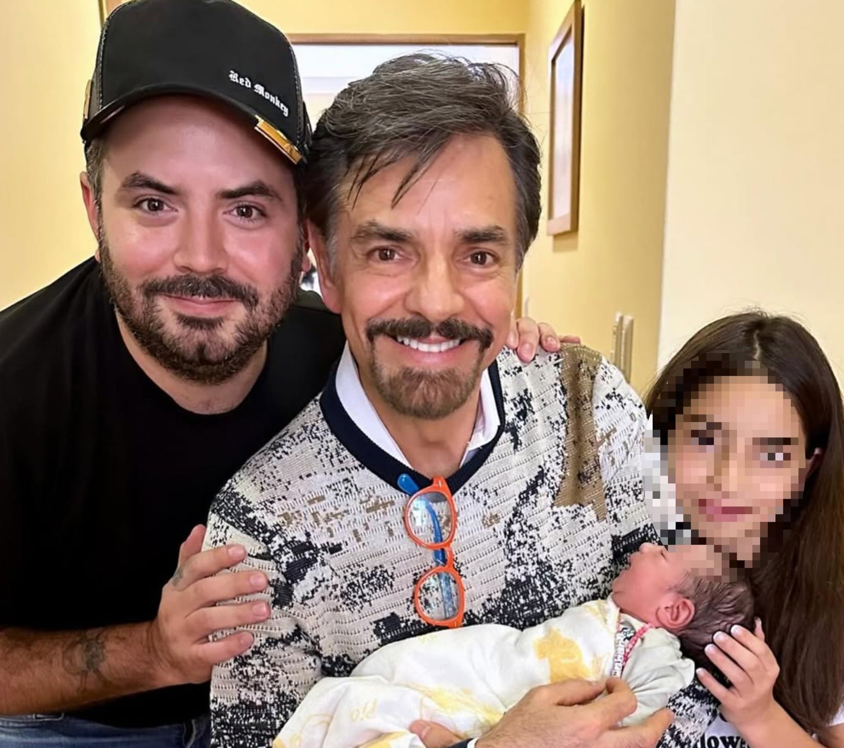 Eugenio Derbez con José Eduardo Derbez, su hija Aitana y su nieta Tessa