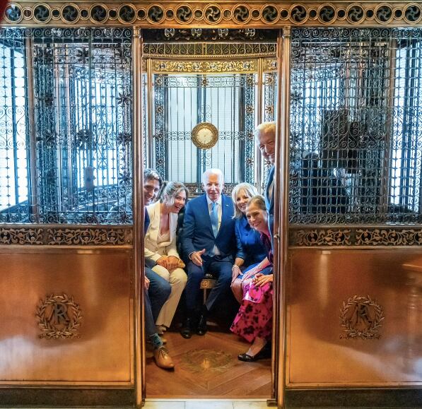 AMLO, su esposa y las esposas de los presidentes Biden y Trudeau en uno de los elevadores de Palacio Nacional