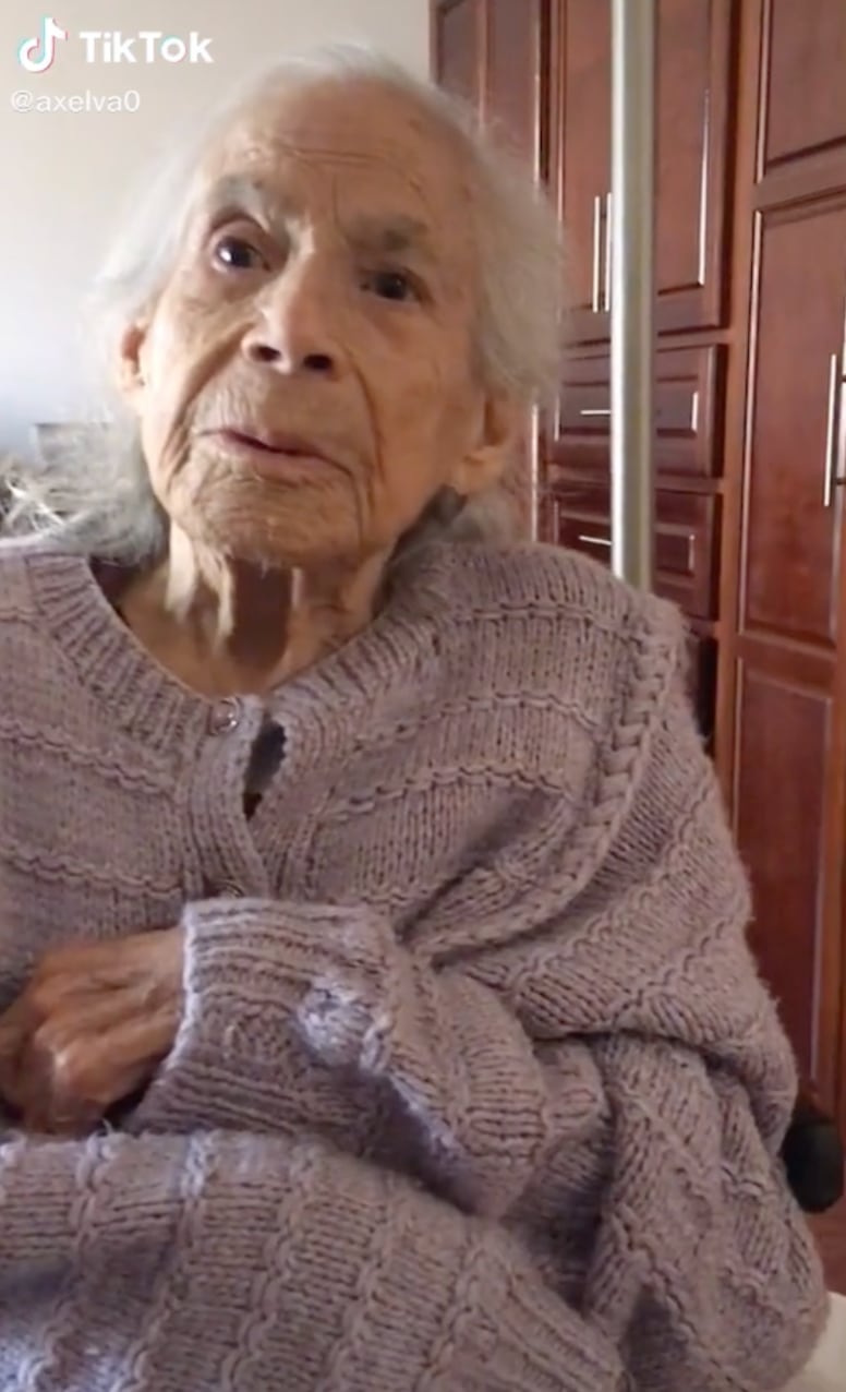Adulta mayor recuerda su niñez