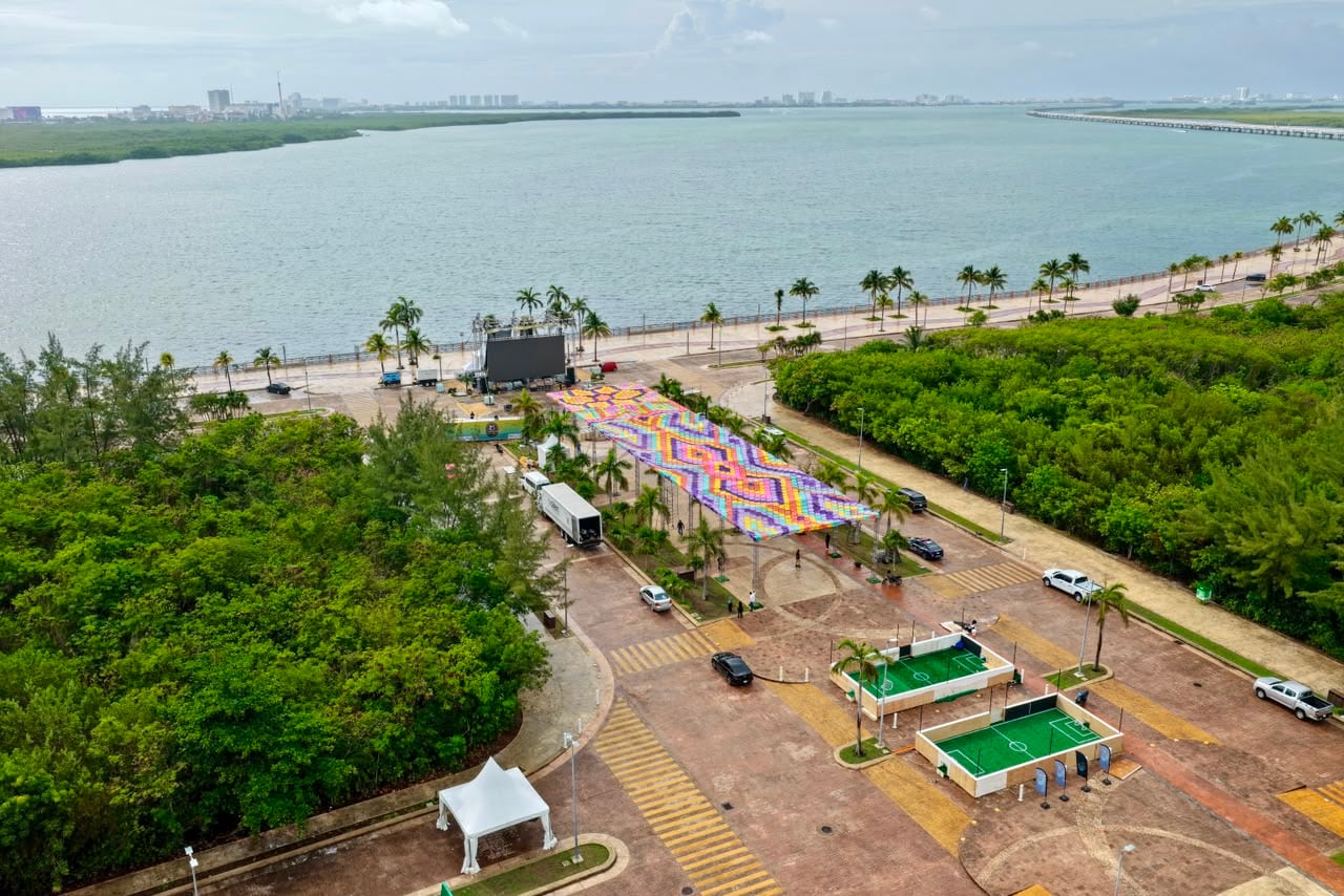La presidenta Municipal, Ana Paty Peralta y la gobernadora Mara Lezama, supervisaron los detalles para arrancar las actividades del Cancún Fut Fest.