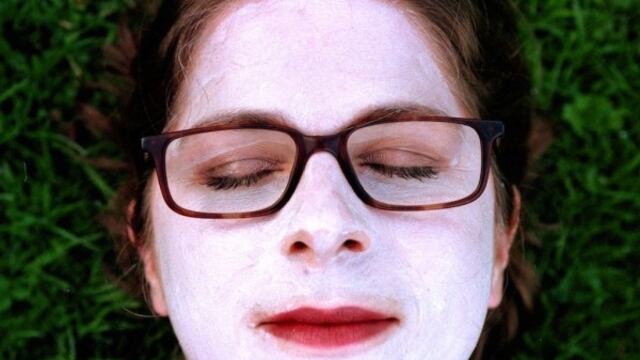 Evitar el sol y usar mucho protector solar evita la producción de vitamina D.