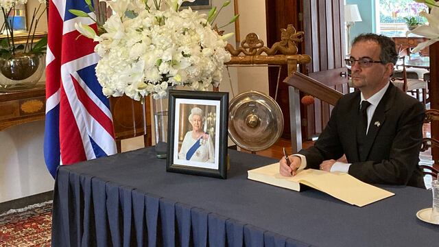 Abren libro de condolencias por muerte de la reina Isabel II