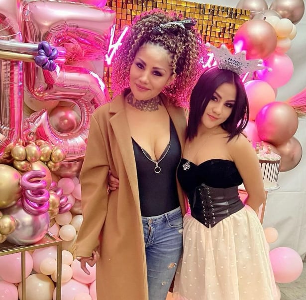 Mariana, 'La Barby', Juárez, con su hija Natasha.