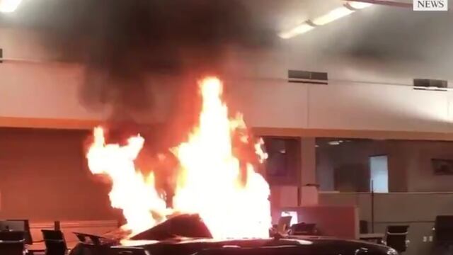 Quema de auto Mercedes-Benz.