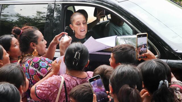 Durante su gira en el estado de Guerrero y previa a la presentación del 'Plan de Justicia del Pueblo Amuzgo de Guerrero y Oaxaca', la presidenta Claudia Sheinbaum Pardo fue abordada por manifestantes indígenas, quienes le entregaron diversas peticiones