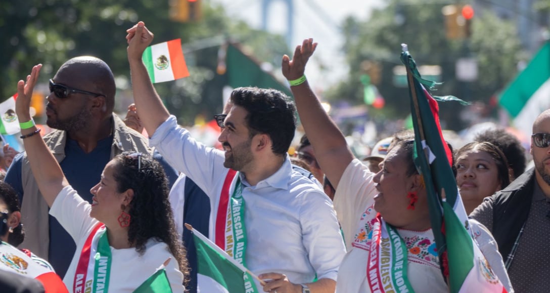 Zohran Mamdani participa en desfile por la Independencia de México