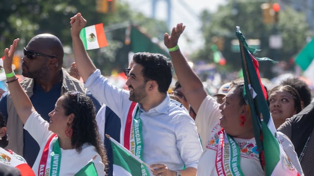 Zohran Mamdani participa en desfile por la Independencia de México