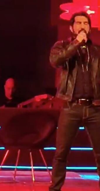 Arturo Carmona cantando en GranDiosas El Musical.
