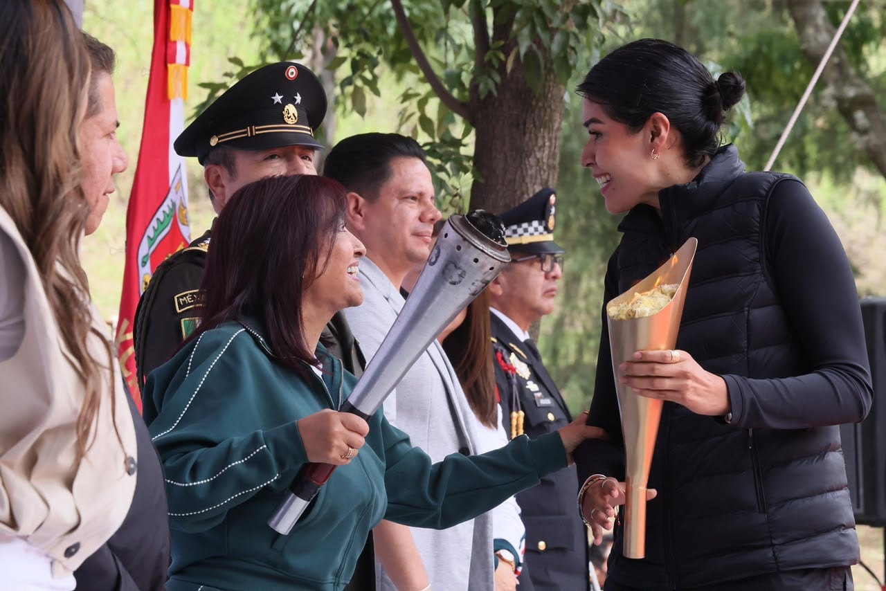 Lorena Cuéllar entrega fuego simbólico de Independencia a los 60 municipios de Tlaxcala