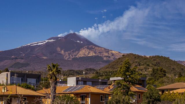 El Volcán Etna ha causado alerta en Italia por los miles de anillos de humo que ha lanzado durante este viernes