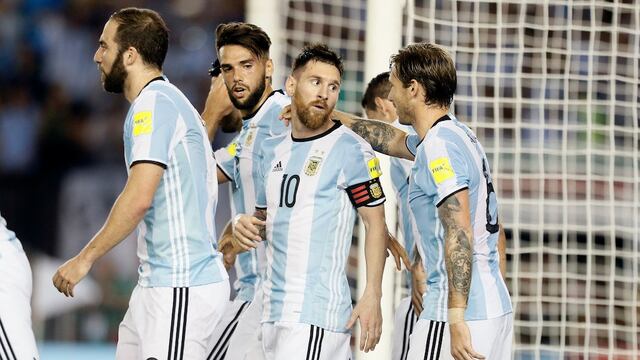 Messi es felicitado por sus compañeros.