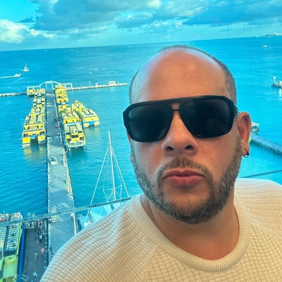 Armando Villanueva, hermano de Arath de la Torre.