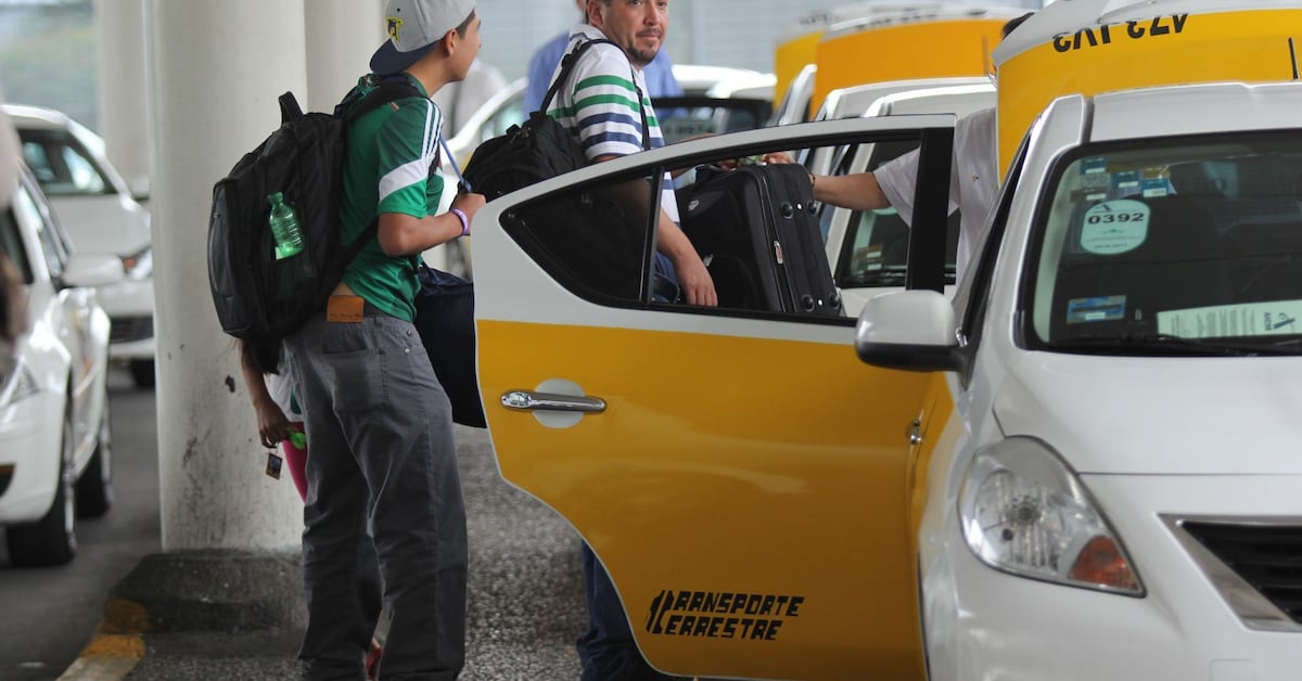 D R Taxis AICM mantiene operativos contra taxis de aplicación, confirma su director