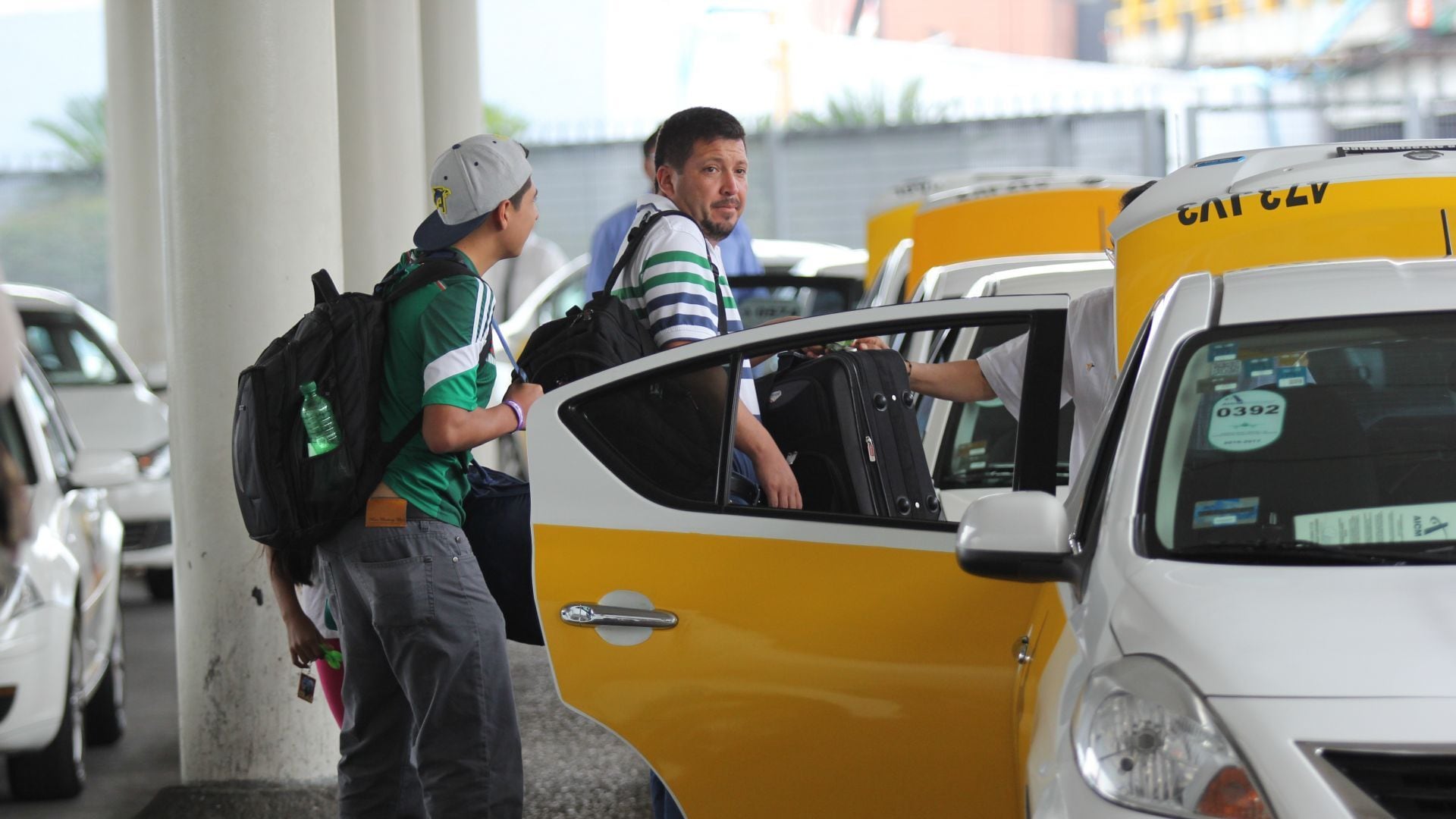 Taxistas rechazan operación de Uber y Didi en el AICM previo al Mundial 2026