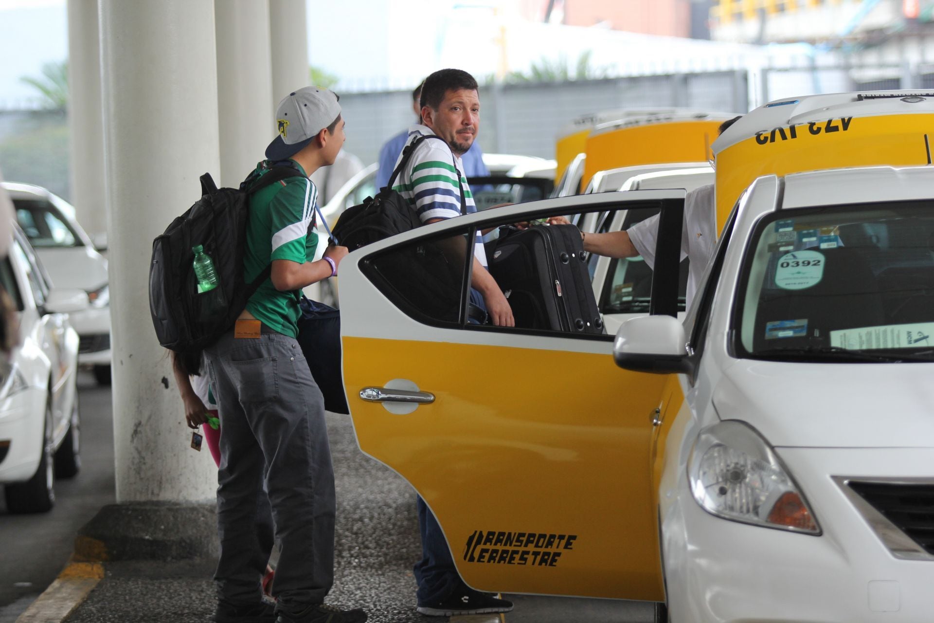 Taxistas del AICM aseguran que hay acuerdo corrupto entre Marina, Uber, Didi y más