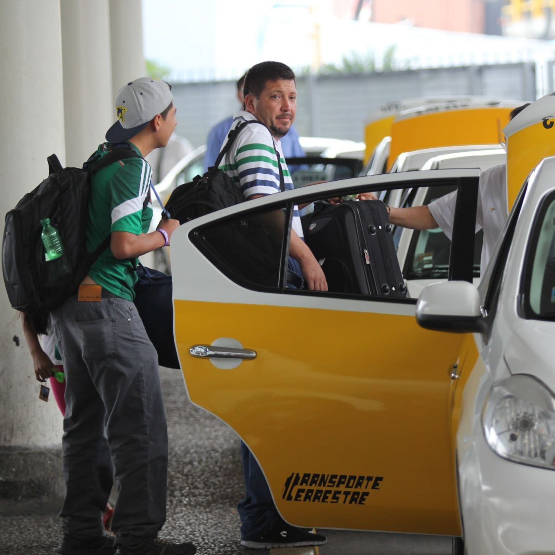 AICM mantiene operativos contra taxis de aplicación, confirma su director