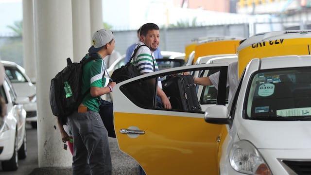 Taxistas del AICM aseguran que hay acuerdo corrupto entre Marina, Uber, Didi y más