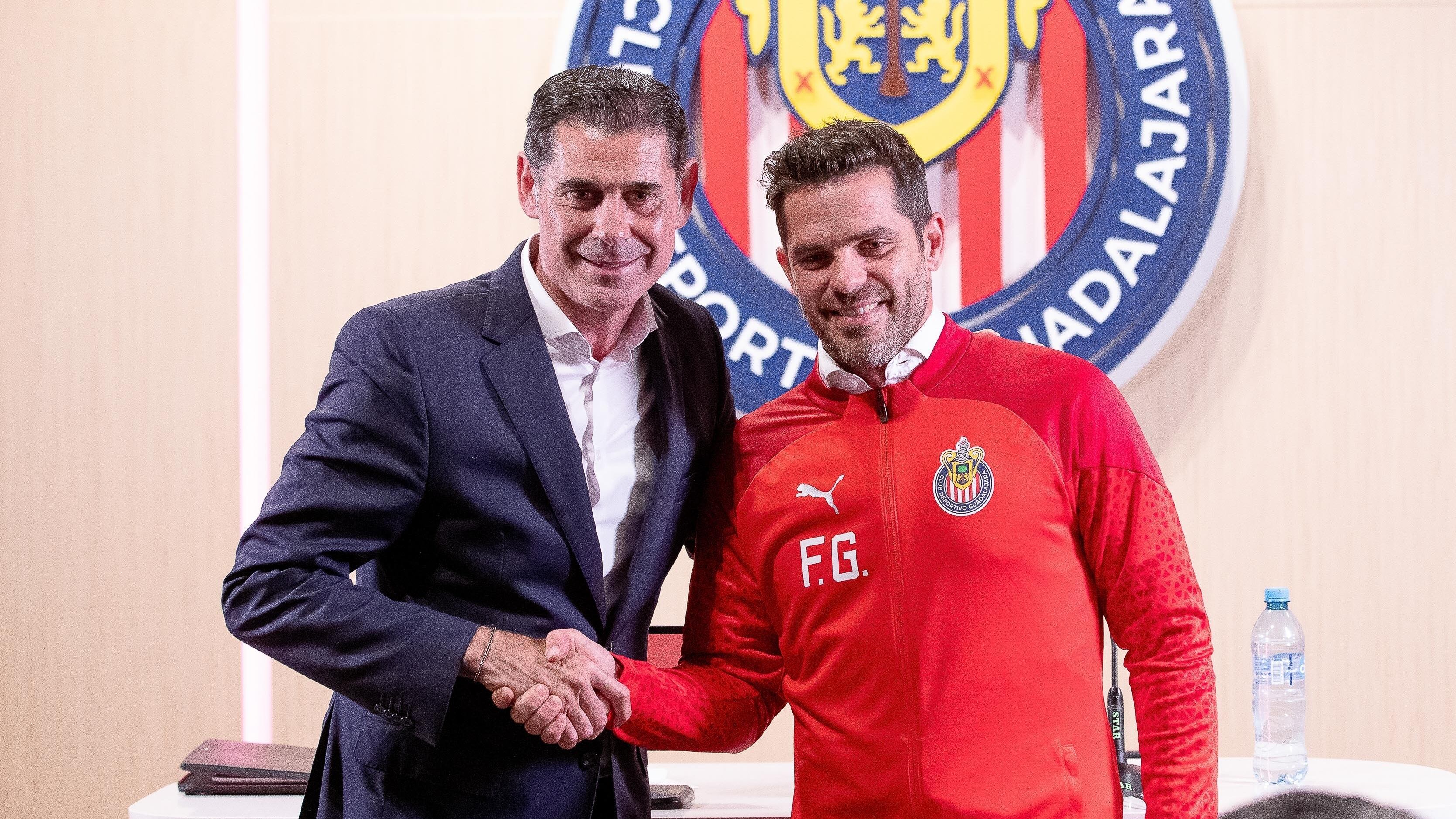 ¿Las Chivas ya no son grandes? Salidas de Fernando Hierro y Gago lo demostrarían