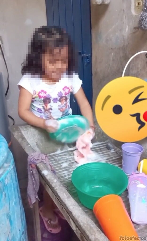 Video de TikTok muestra a una niña cantando 'Qué agonía' mientras lava los trastes