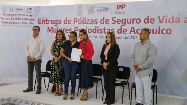 Evelyn Salgado entrega pólizas de seguro de vida a periodistas