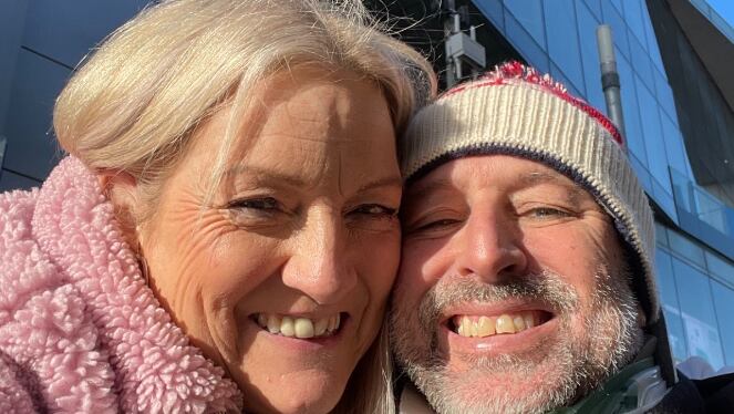 Chris Rowley de 59 años de edad y su esposa