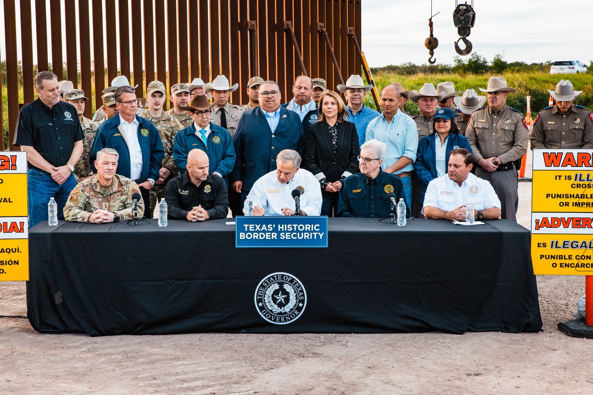 Greg Abbott, gobernador de Texas, durante la firma de la ley SB4 este 18 de diciembre de 2023 en el muro fronterizo de Texas