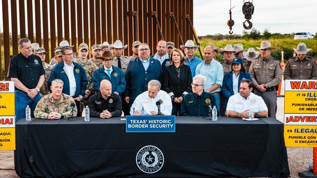 Greg Abbott, gobernador de Texas, durante la firma de la ley SB4 este 18 de diciembre de 2023 en el muro fronterizo de Texas