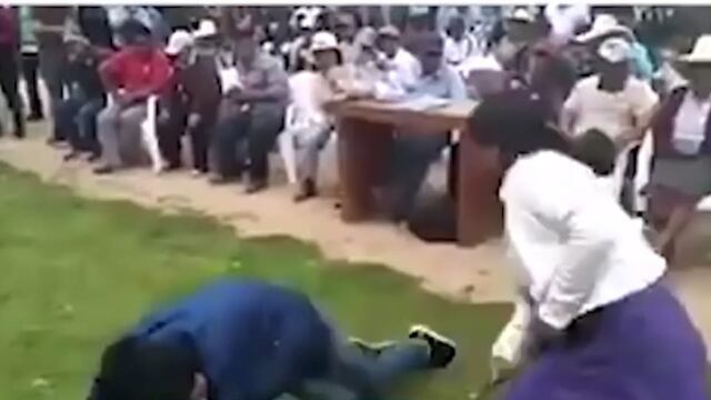 Latigazos contra el joven.