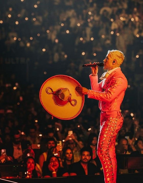Christian Chávez usando su traje rosa de charro