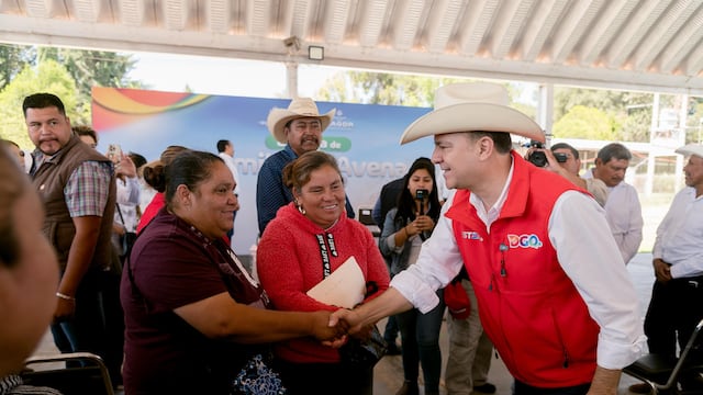 Esteban Villegas con productores del semidesierto