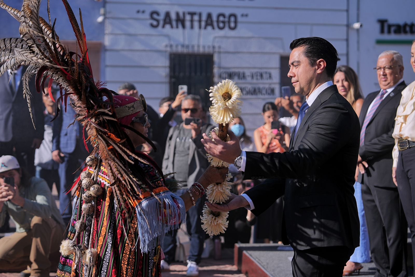 Felifer Macías encabeza Guardia de Honor al Apóstol Santiago