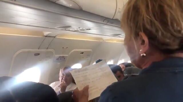 Mujer le canta a AMLO en pleno vuelo