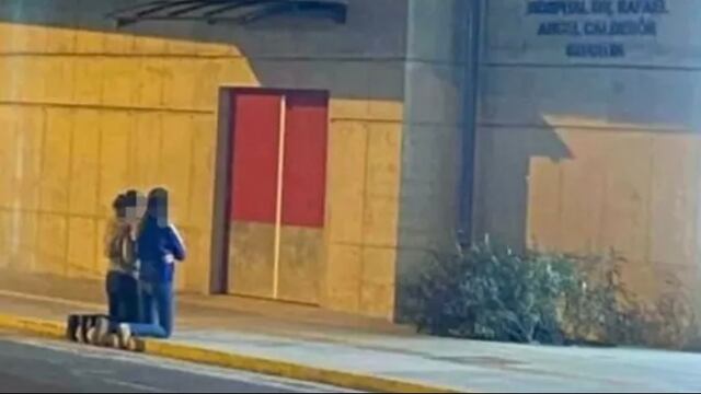 Jóvenes rezan por la salud de su papá