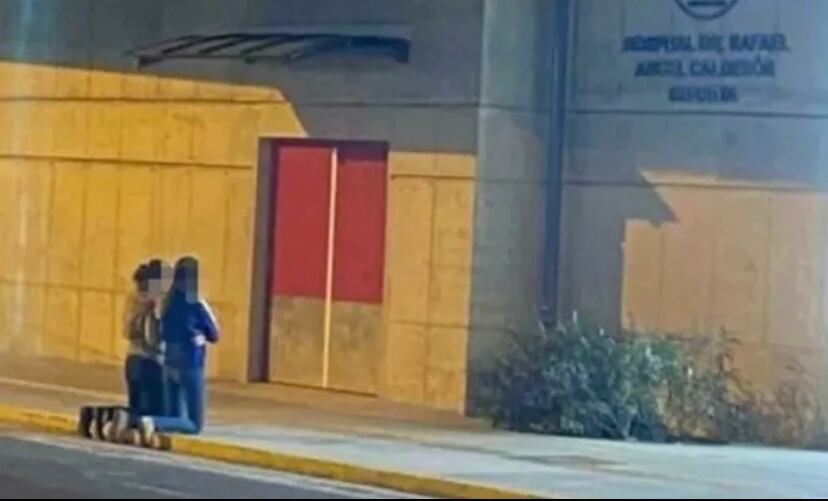 Jóvenes rezan por la salud de su papá