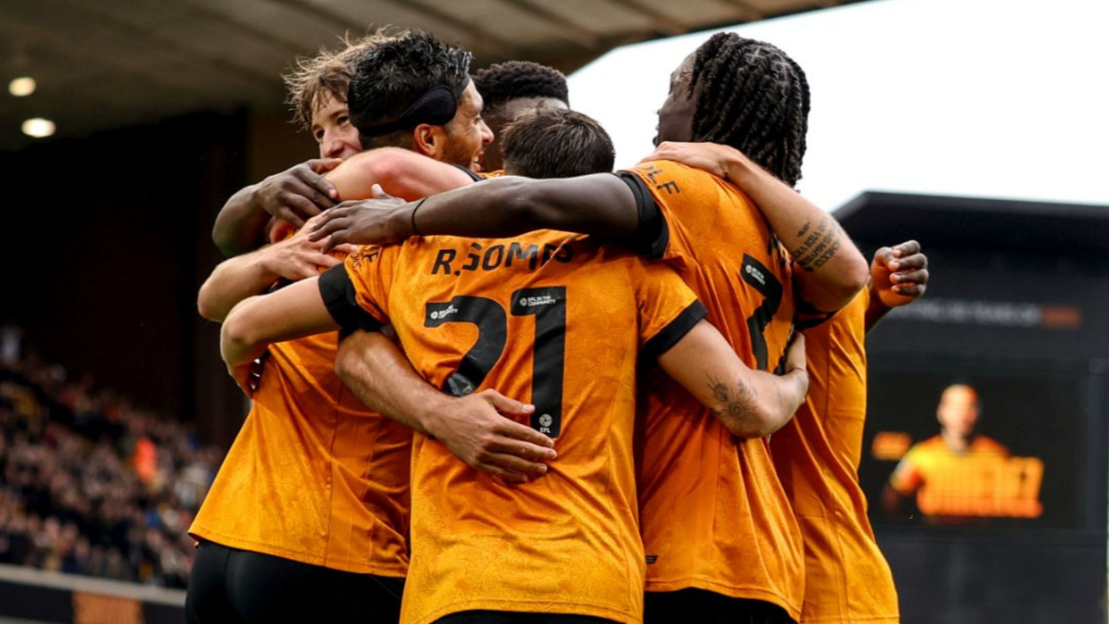 La celebración de los Wolves tras anotar uno de los goles en su victoria