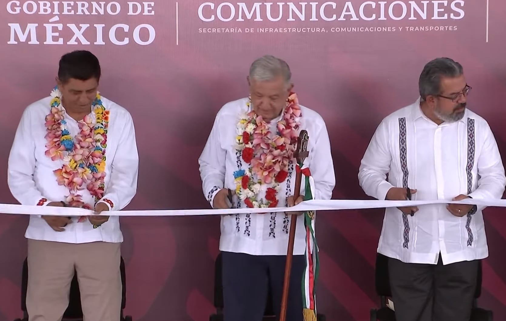 AMLO inaugura camino artesanal en San Juan Lachigalla, Oaxaca