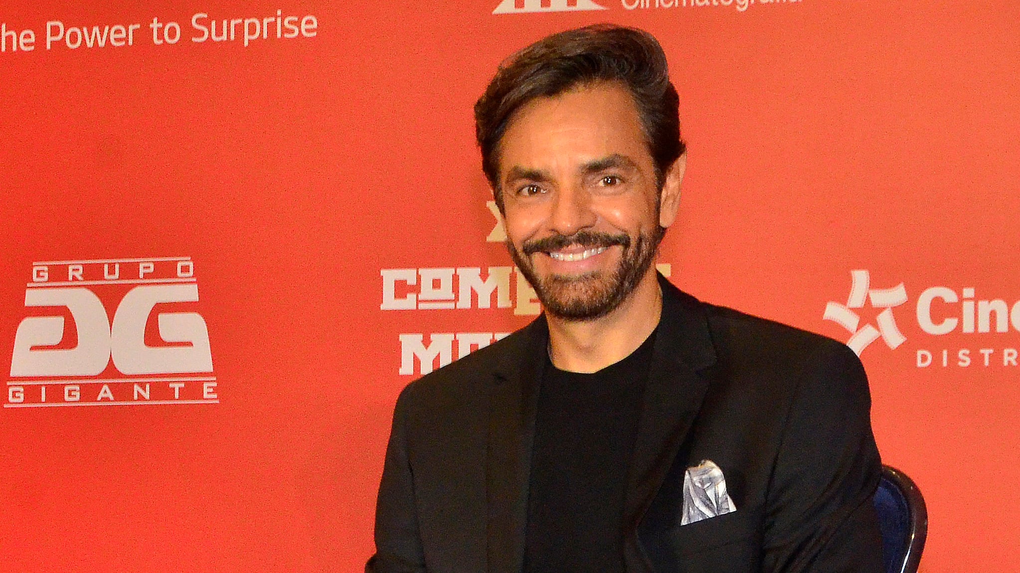 Eugenio Derbez presenta a su nuevo hijo adoptado de TikTok