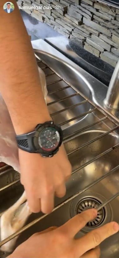 Historia de Samuel García usando costoso reloj