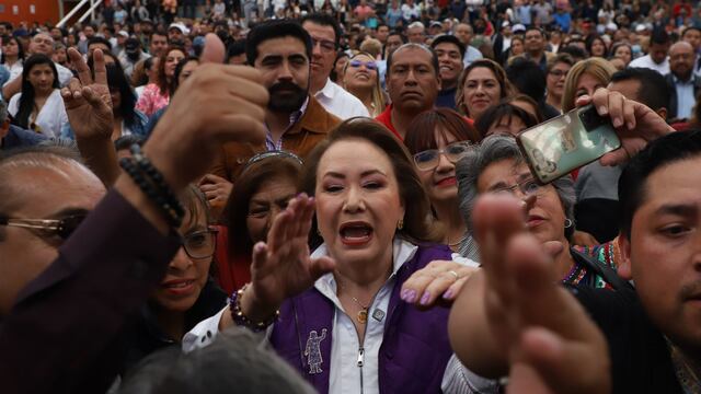 La ministra de la SCJN, Yasmín Esquivel, saluda a sus simpatizantes al término de un evento