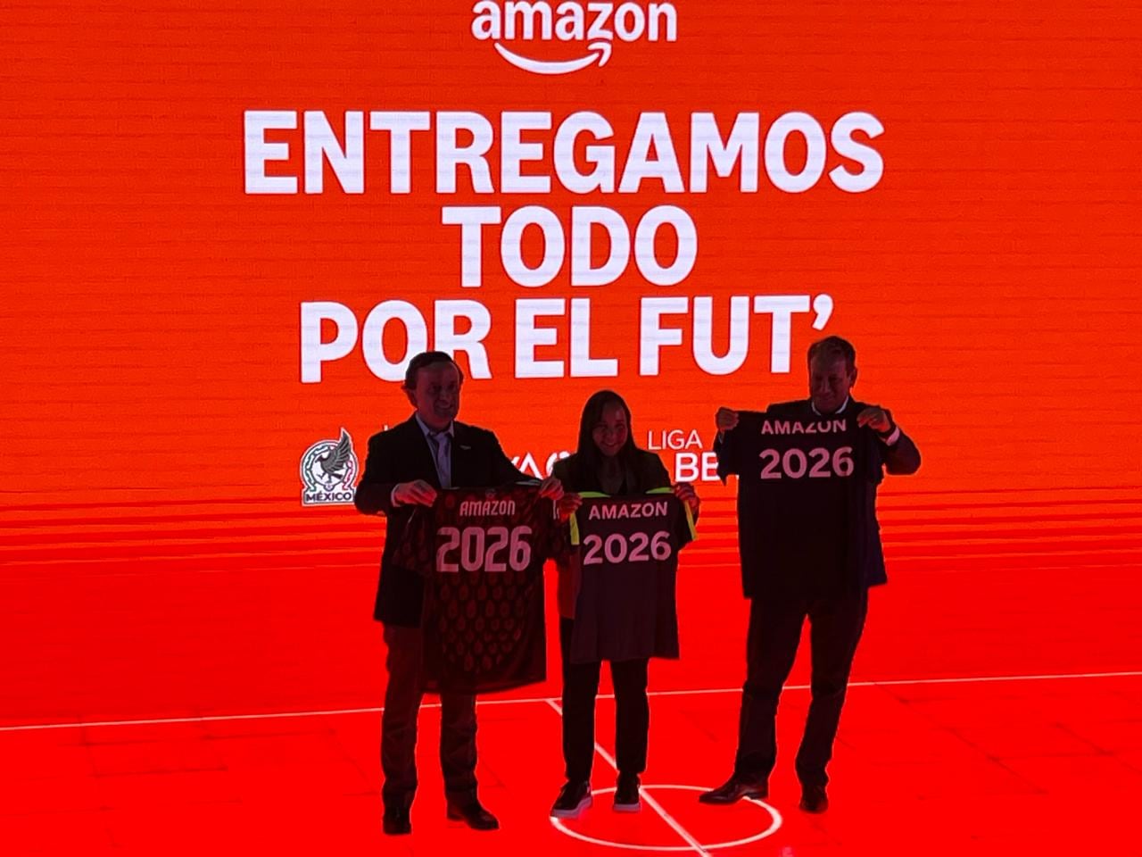 Mikel Arriola (presidente de la FMF), Charlyn Corral (futbolista) y Pedro Huerta (director general de Amazon México)