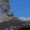 Volcán Etna en la isla de Sicilia, Italia, entra en erupción