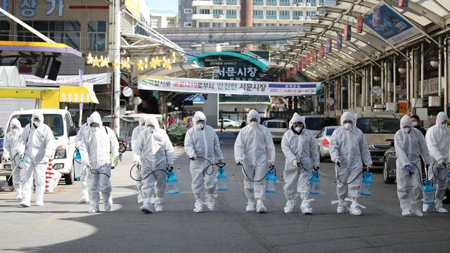 Trabajadores rocían desinfectante en Corea del Sur