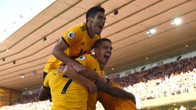 Raúl Jiménez festeja el segundo gol de su equipo.
