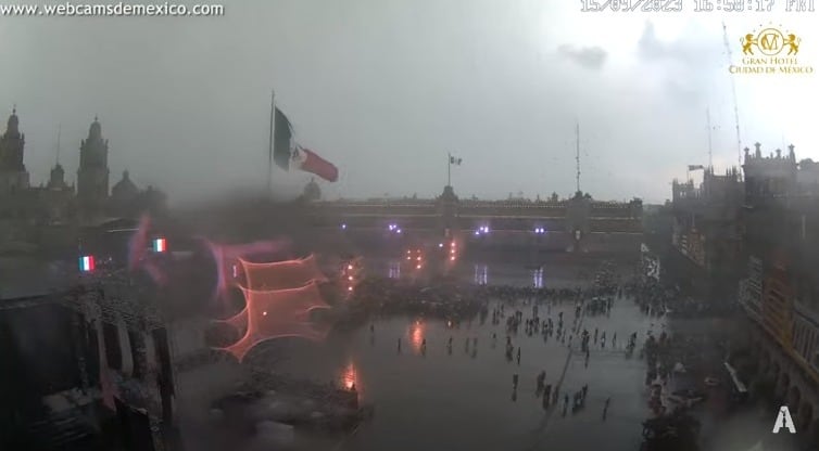 Lluvia en el Zócalo de la CDMX horas antes del Grito de Independencia