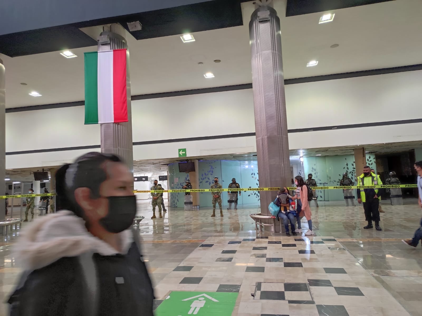 Personal militar en Mexicana de Aviación en la Terminal 1 del AICM